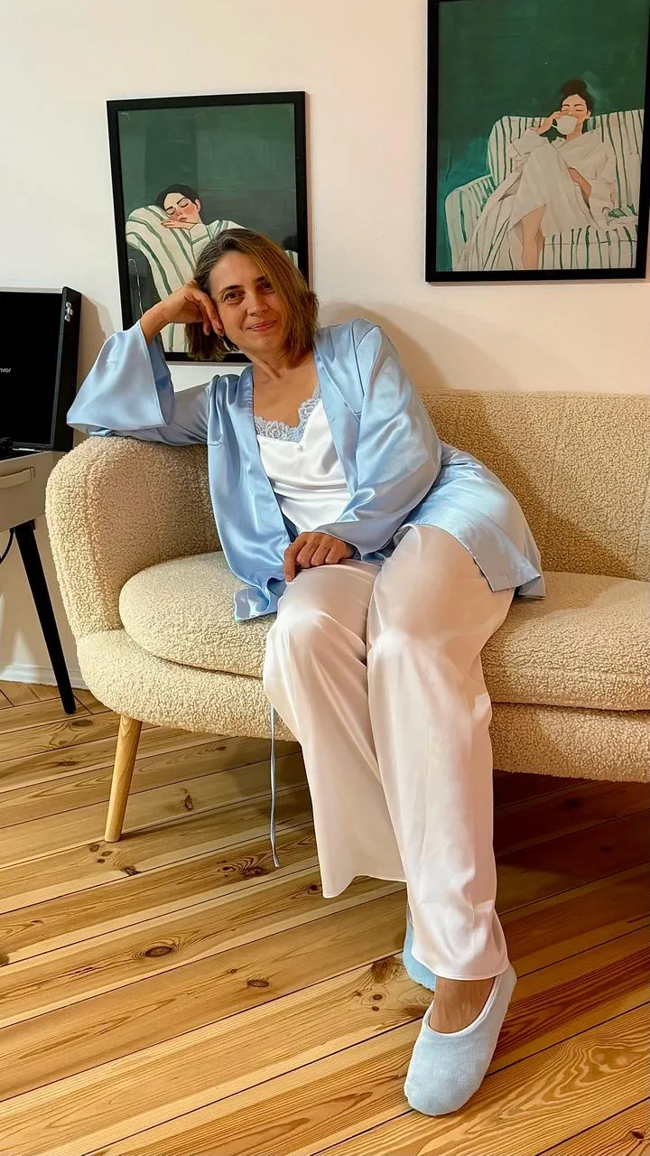 Svetloplavi satenski ogrtač sa belom bluzom i pantalonama