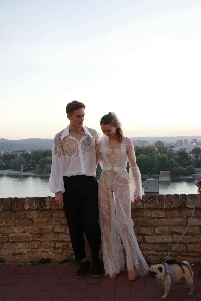 Modeli u čipkanoj kolekciji, sa mopsom