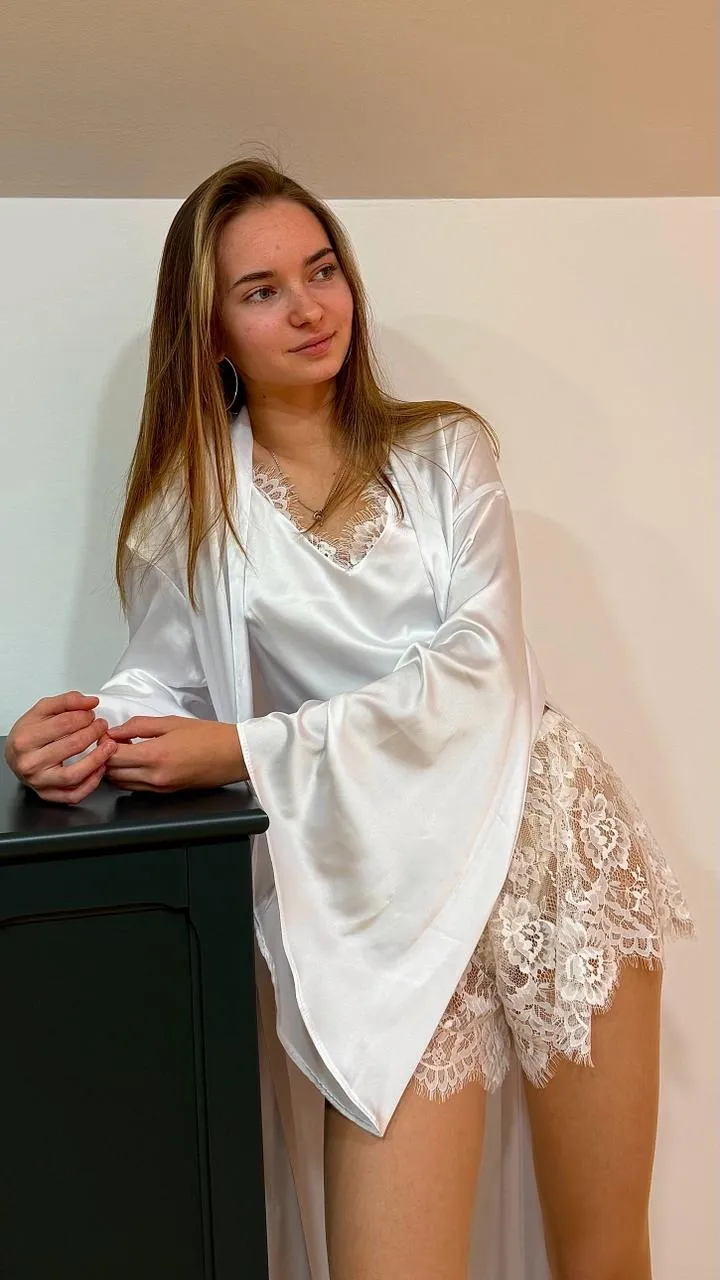 Beli satenski komplet: ogrtač, bluza i čipkani šorc
