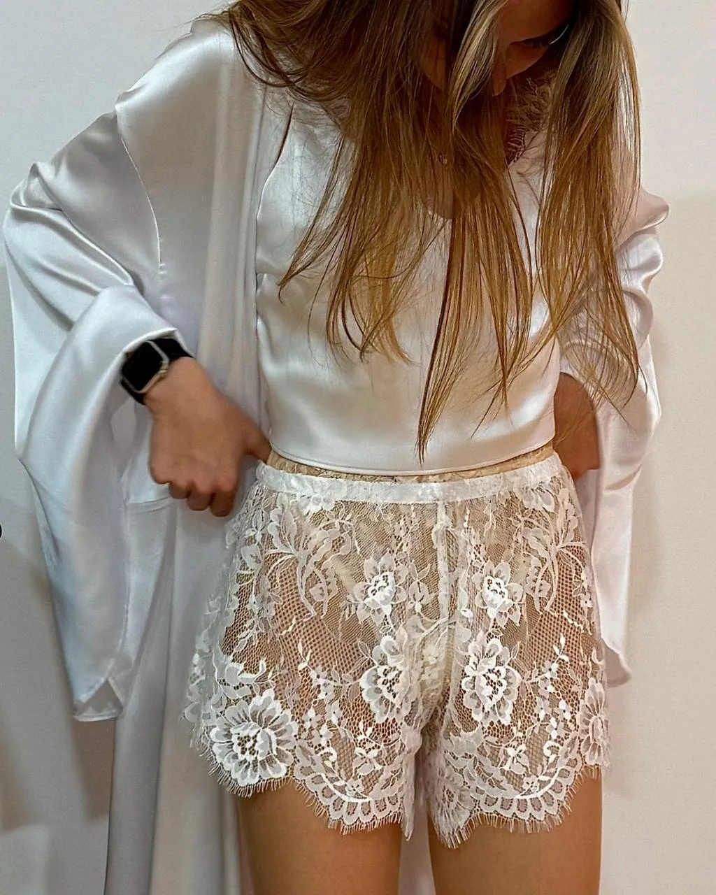 Beli čipkani šorc od francuske čipke