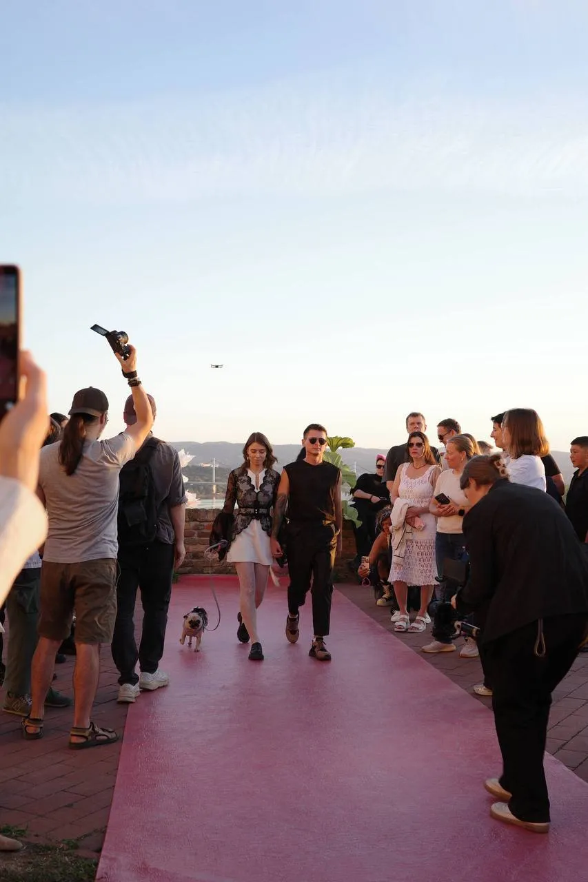 Modeli na ružičastoj pisti, okruženi publikom i fotografima