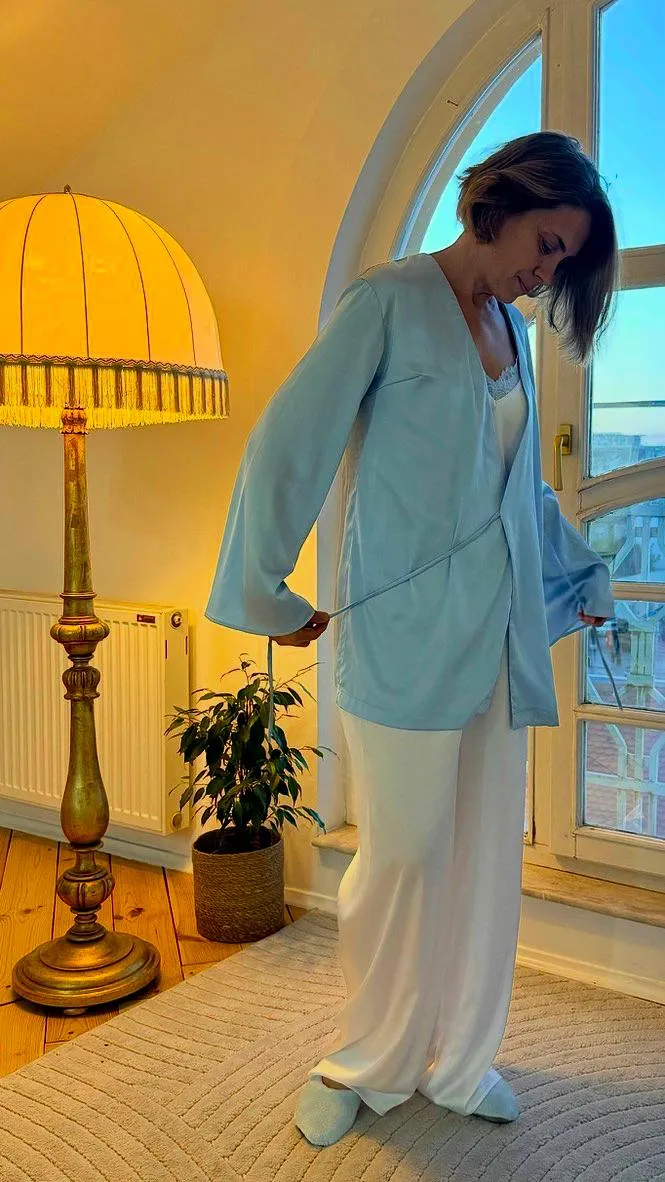 Komplet za kuću: plava košulja i bele pantalone