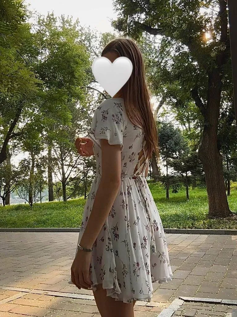 Bela haljina sa cvetnim printom u parku