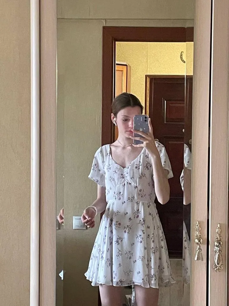 Bela cvetna haljina, selfi u ogledalu