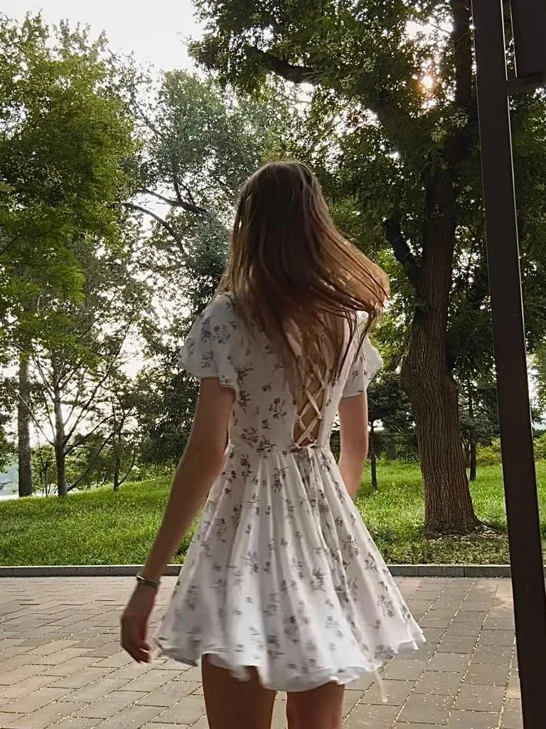 Bela cvetna haljina sa vezivanjem na leđima
