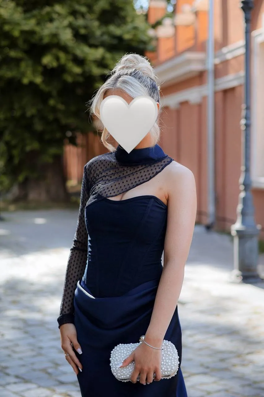 Teget haljina sa asimetričnim rukavom od tila